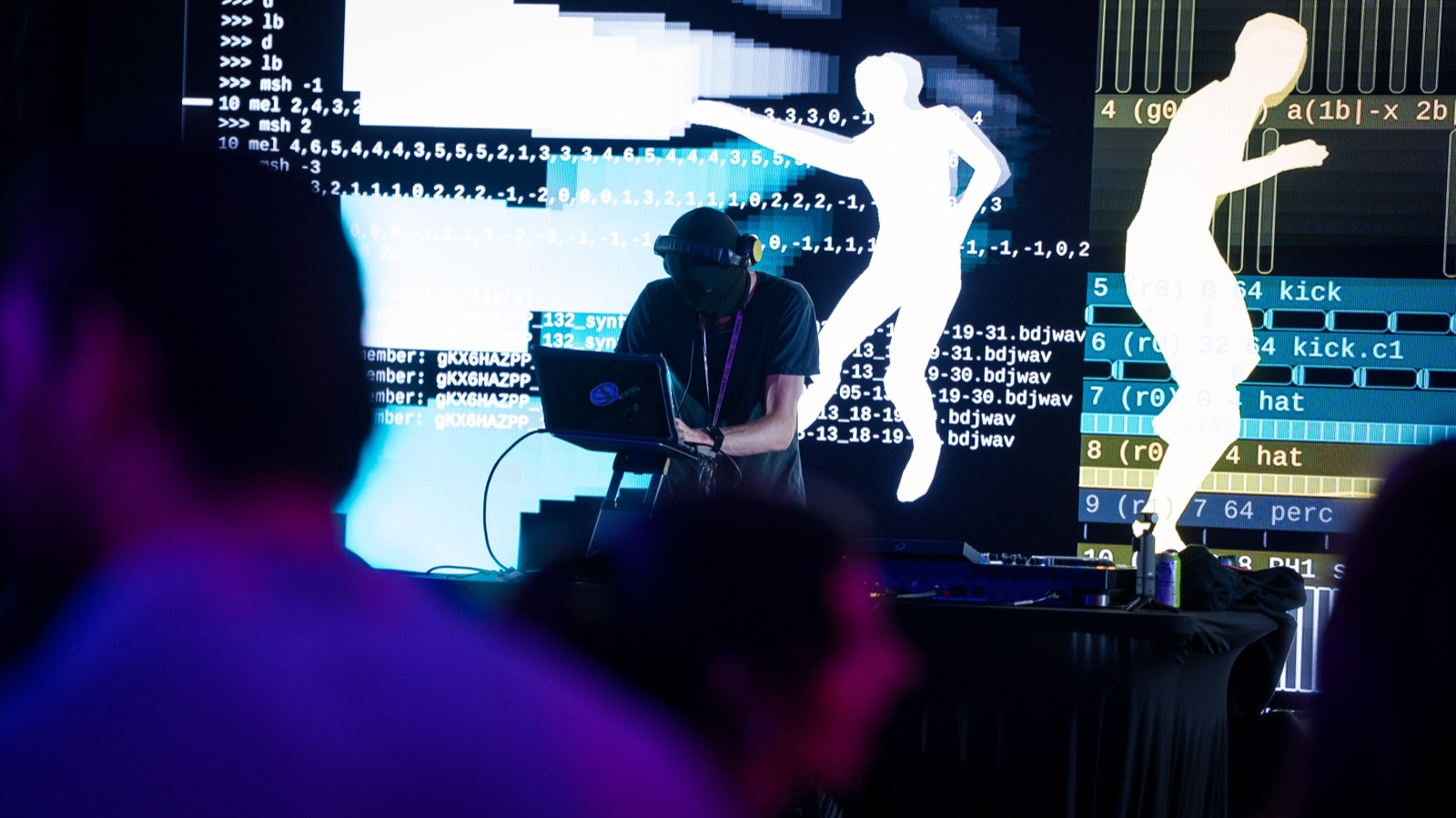 Nes performing a live Auwen set